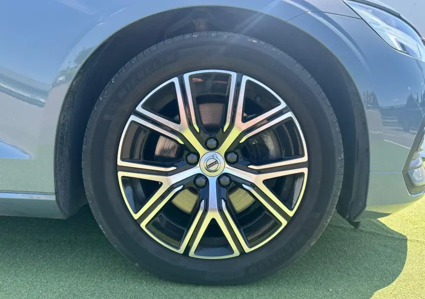 Gros plan sur la roue avant droite en alliage noir et diamant d'une Volvo S60 Thunder Grey Metal 2024.