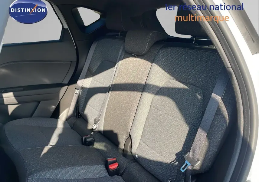 Vue intérieure côté droit des sièges arrière en tissu gris du Renault Captur blanc nacré toit gris 2025 E-Tech hybride.