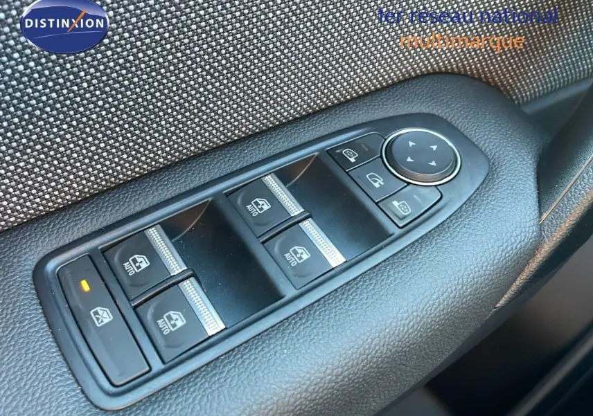 Gros plan sur les commandes des vitres électriques et rétroviseurs côté gauche d'un Renault Captur blanc nacré toit gris.