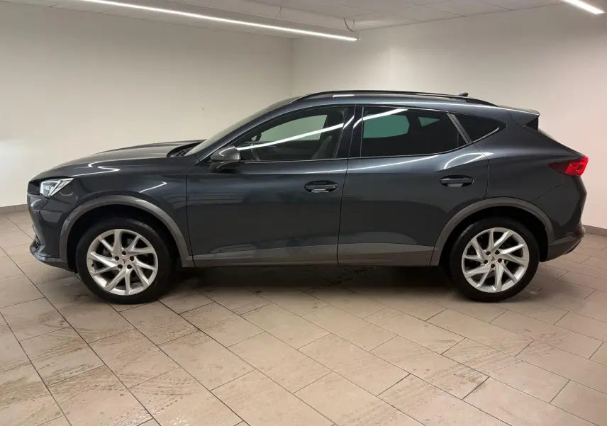 Profil côté gauche du CUPRA Formentor 1.5 TSI gris magnétique 2024, avec jantes alliage et lignes épurées.
