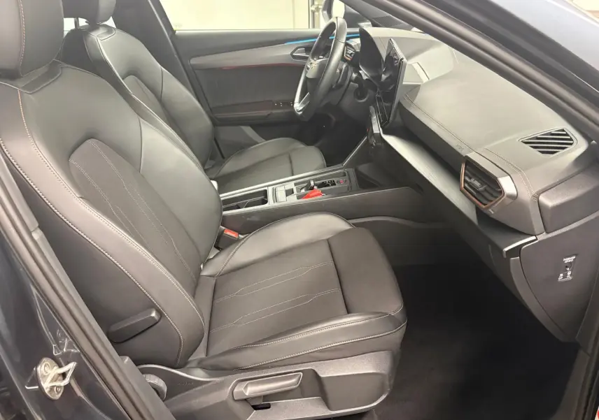 Intérieur avant droit de la CUPRA Formentor 1.5 TSI 2024 avec sièges noirs et tableau de bord moderne.