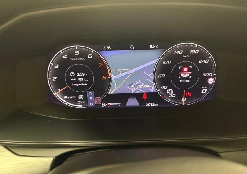 Vue rapprochée du tableau de bord numérique du CUPRA Formentor 2024, affichant compte-tours, vitesse et navigation.