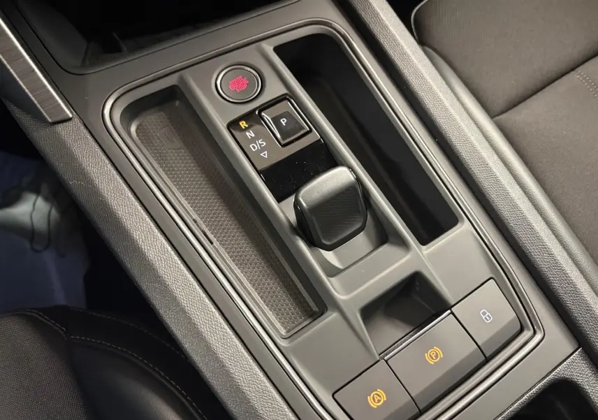 Gros plan sur la console centrale de la CUPRA Formentor 1.5 TSI 2024, avec levier de boîte auto et bouton start/stop.