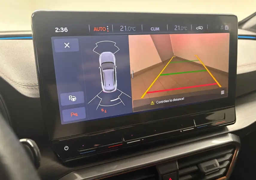Écran tactile central montrant l’aide au stationnement avec vue arrière et détection d’angles morts dans un CUPRA Formentor 2024.