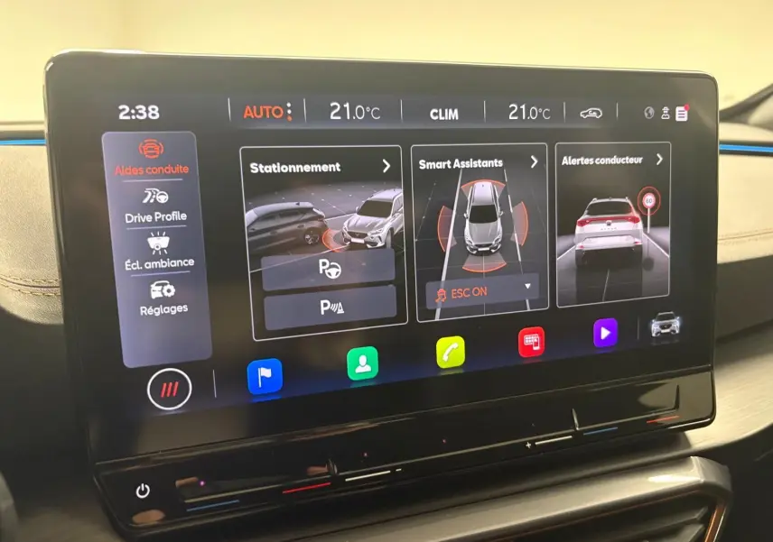 Écran tactile central du CUPRA Formentor 2024 montrant les aides à la conduite et la climatisation, intérieur beige.
