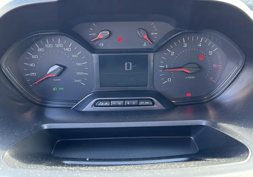 Vue rapprochée du tableau de bord du DANGEL Peugeot Partner 4x4, affichant compteurs analogiques et écran digital.