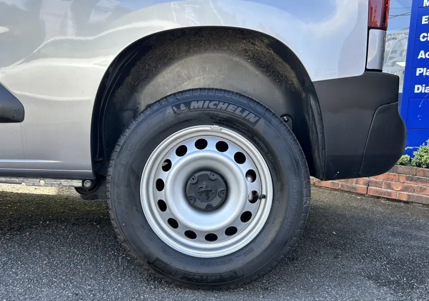 Gros plan sur la roue arrière droite du Peugeot Partner Dangel 4x4 gris Artense avec jante acier et pneu Michelin.