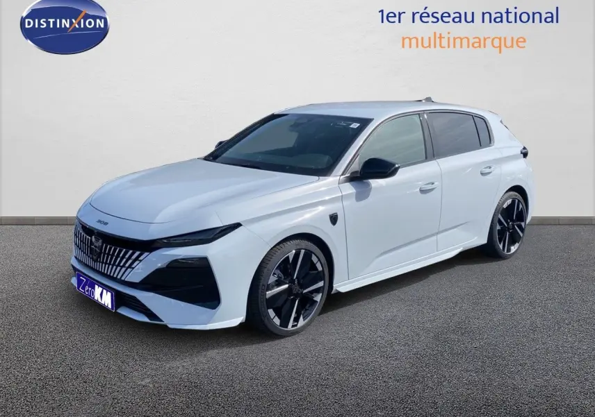 Peugeot 308 Hybrid blanc Okenite métal vue 3/4 avant droit avec jantes noires et détails noirs contrastés.