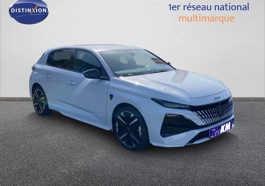 Vue 3/4 avant droite d'une Peugeot 308 Hybrid blanche Okenite Metal avec calandre distinctive et jantes noires.