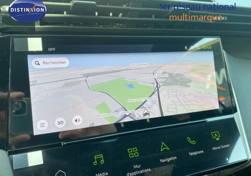 Écran tactile central affichant la navigation GPS dans une Peugeot 308 Hybrid blanche, vue intérieure du tableau de bord.