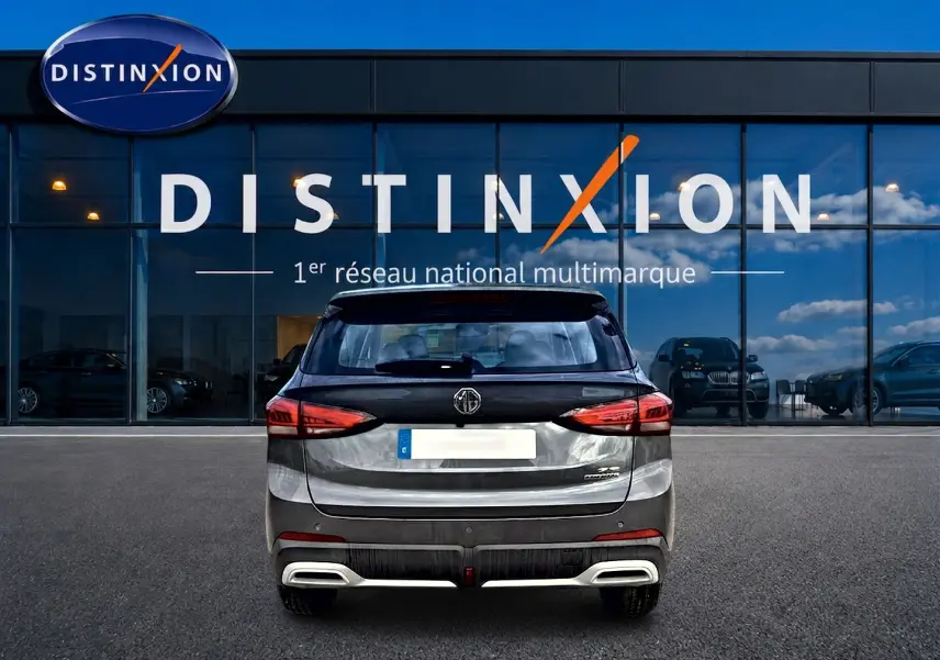 Vue arrière du MG ZS 1.5 hybrid Camden grey 2026, avec feux arrière LED et double sortie d’échappement intégrée.