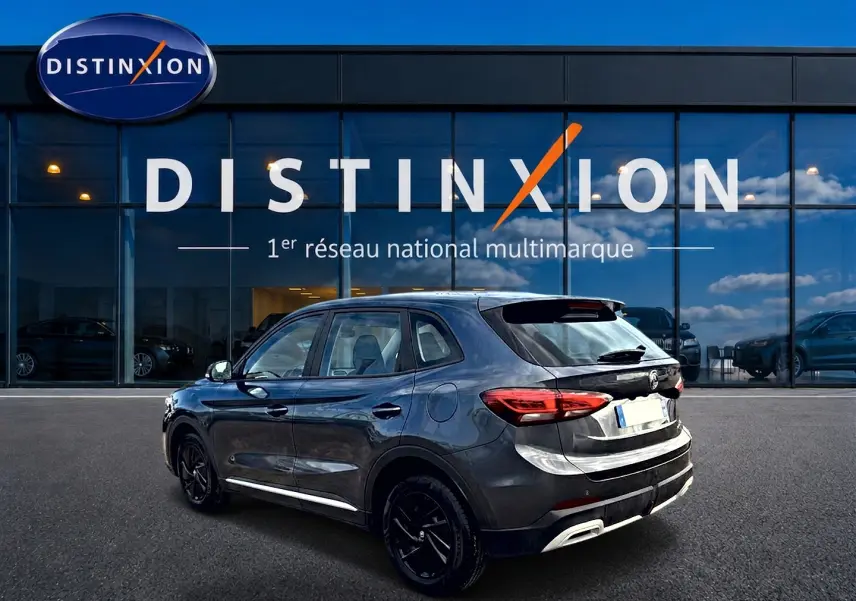 MG Motor ZS 1.5 hybrid gris Camden, vue 3/4 arrière droit, avec feux arrière LED et jantes noires.
