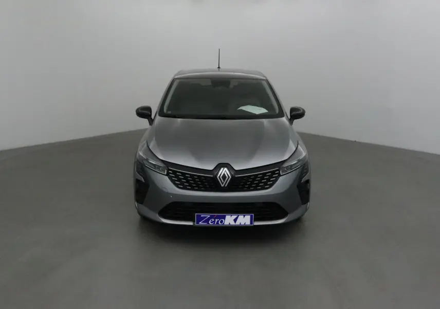 Renault Clio V gris schiste vue de face dans un studio, avec calandre moderne et phares fins LED.