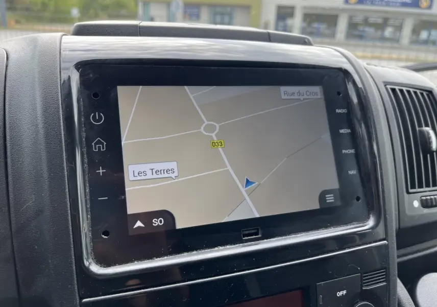 Écran tactile 7 pouces du système de navigation du Peugeot Boxer Fourgon blanc, vue intérieure du tableau de bord.