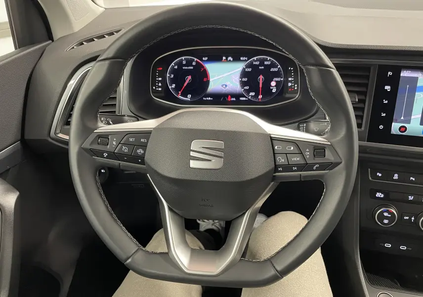 Vue rapprochée du volant multifonction noir et du tableau de bord numérique du SEAT Ateca 2024.