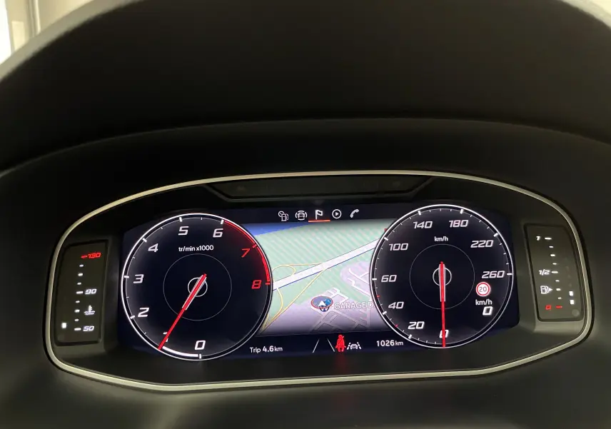 Tableau de bord numérique du SEAT Ateca 2024 affichant compte-tours, vitesse et navigation intégrée.