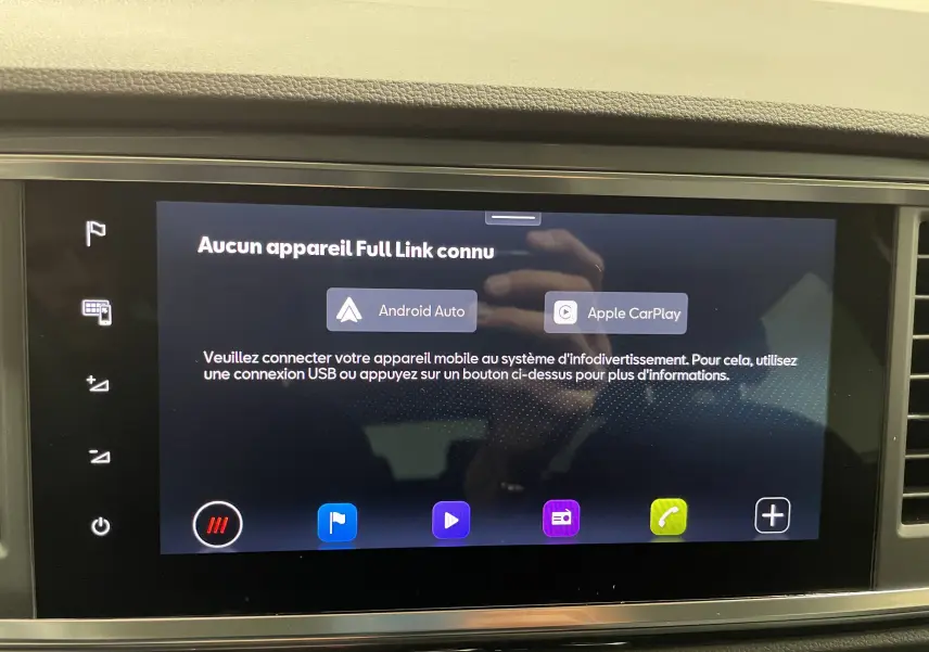 Écran tactile central du SEAT Ateca 2024 affichant les options Android Auto et Apple CarPlay, intérieur moderne.