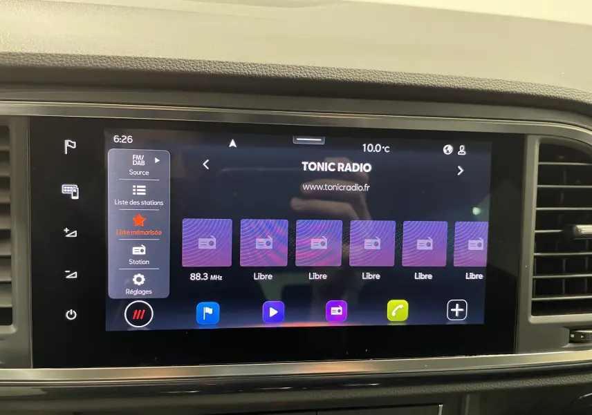 Écran tactile central du tableau de bord du SEAT Ateca 2024 affichant la radio Tonic Radio à 6h26, ambiance intérieure moderne.