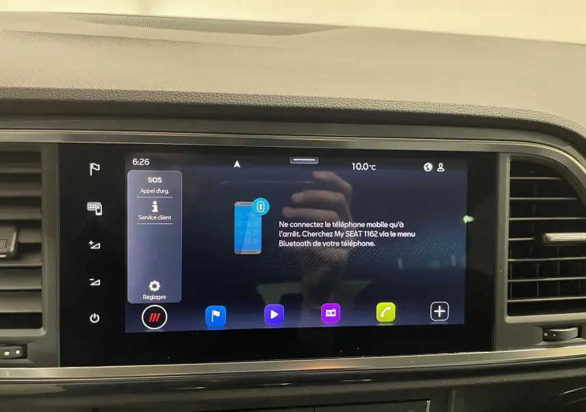 Écran tactile central du tableau de bord du SEAT Ateca 2024 affichant le menu Bluetooth et les réglages.