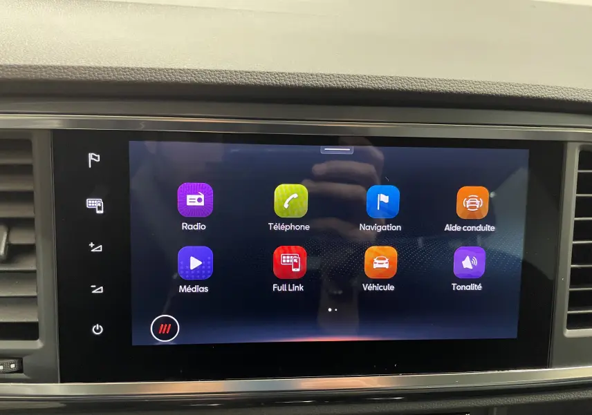 Écran tactile central du SEAT Ateca 2024 affichant les icônes Radio, Téléphone, Navigation, Aide conduite, Médias, Full Link, Véhicule et Tonalité.