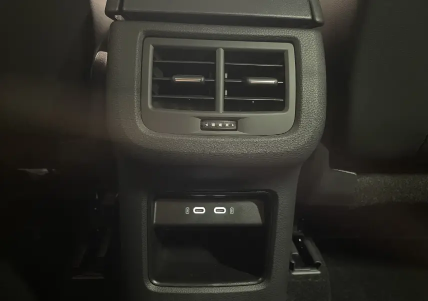 Prise USB-C double et bouche d’aération arrière dans l’habitacle noir du SEAT Ateca 2024 Rouge Velvet.
