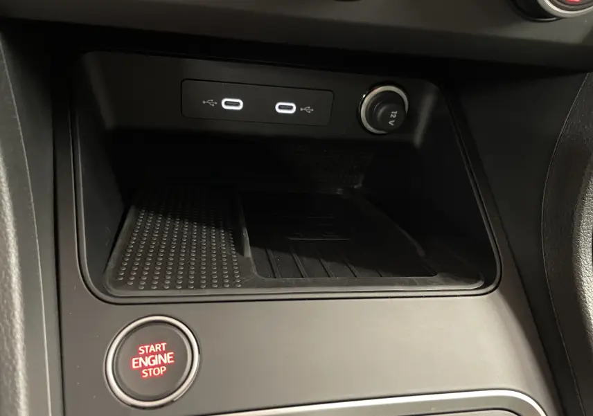 Gros plan sur la console centrale du SEAT Ateca 2024 avec bouton start/stop et ports USB-C visibles