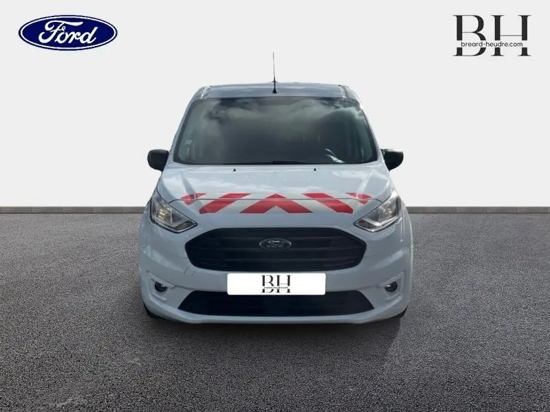 Vue frontale d'un Ford Transit Connect blanc glacier avec marquage rouge sur le capot et calandre noire.