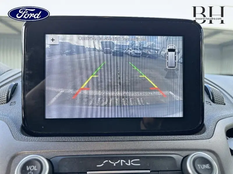 Écran central du Ford Transit Connect blanc montrant la caméra de recul avec lignes de guidage colorées.