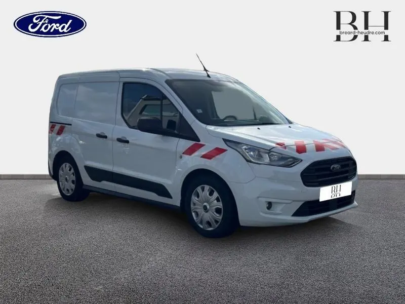 Vue 3/4 avant gauche d'un Ford Transit Connect blanc glacier avec bandes rouges de signalisation sur capot et ailes.