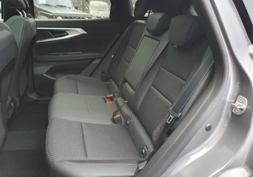 Vue côté droit sur la banquette arrière noire avec surpiqûres bleues du Renault Austral Gris Schiste.