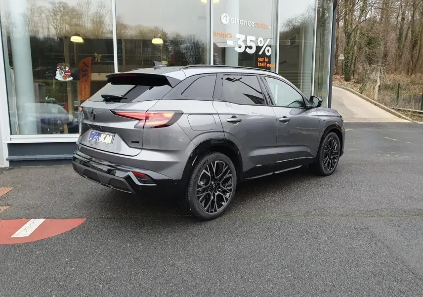 Renault Austral gris schiste avec toit noir, vue 3/4 arrière droit, jantes alliage noires et vitres arrière surteintées.