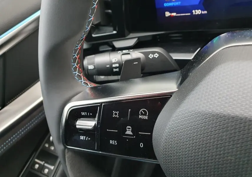 Gros plan sur le volant textile Alcantara avec surpiqûres tricolores du Renault Austral gris Schiste 2025.