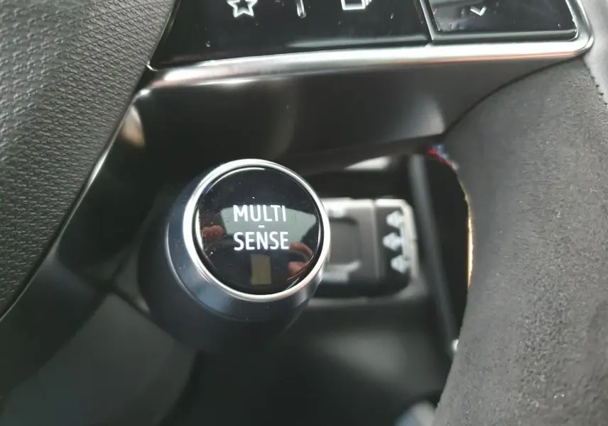 Bouton de commande Multi-Sense en gros plan sur le tableau de bord du Renault Austral 2025 finition Esprit Alpine.
