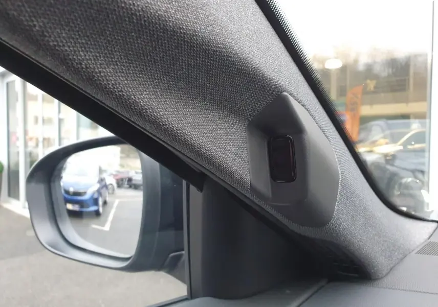 Vue intérieure côté gauche du rétroviseur avec capteur d’angle mort sur Renault Austral gris schiste.