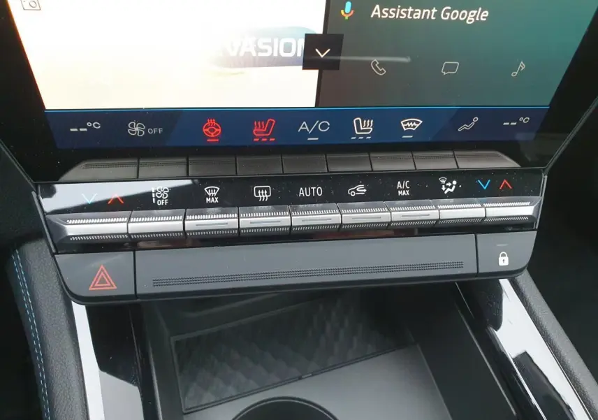 Détail de la console centrale avec commandes climatisation et écran tactile du Renault Austral Gris Schiste toit noir.