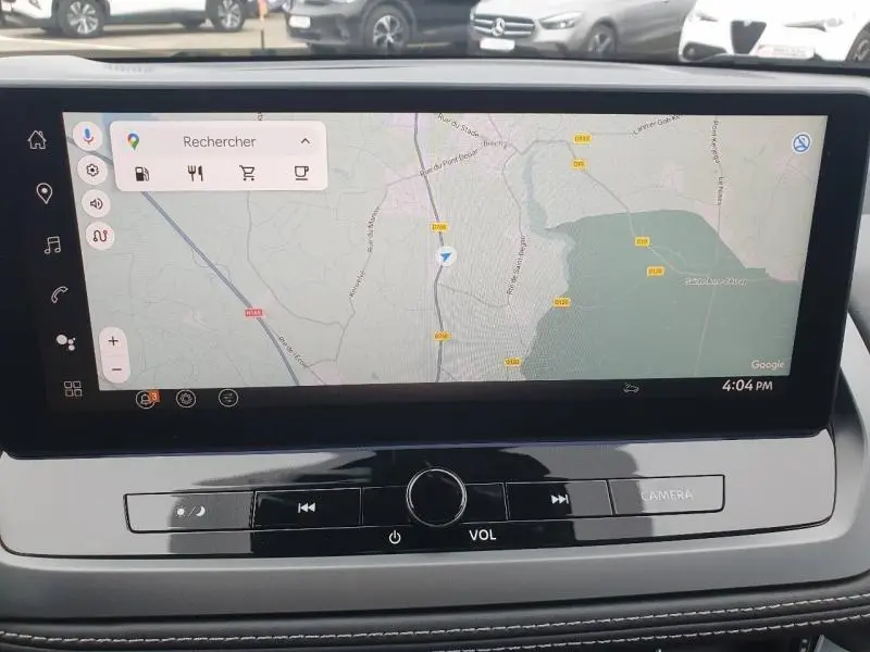 Écran tactile central du Nissan Qashqai Hybrid e-POWER 2026 affichant une carte de navigation en intérieur.