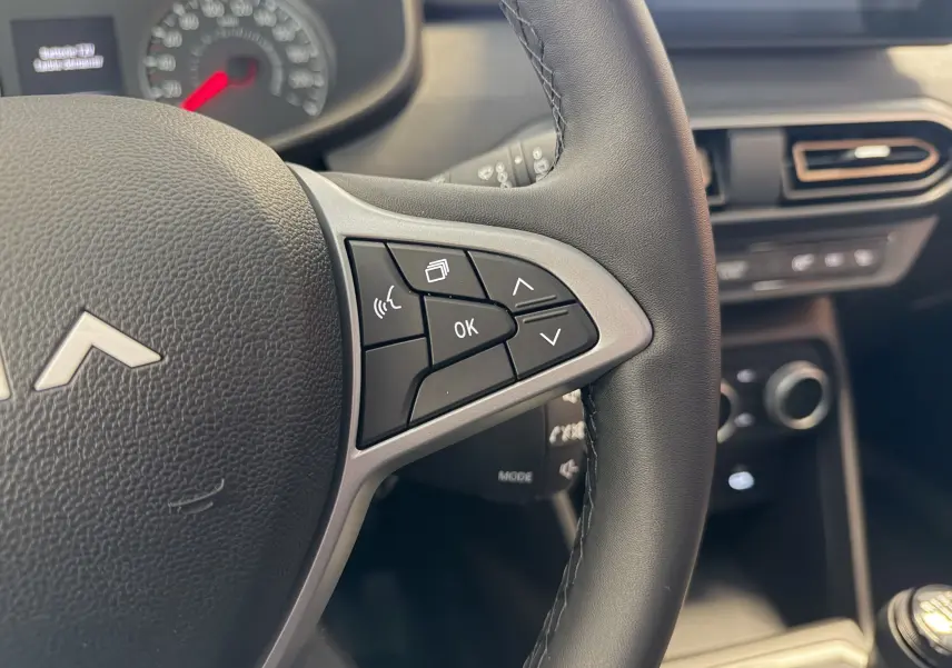 Gros plan sur le volant noir du Dacia Jogger 2026, montrant les commandes multifonctions côté droit et partie du tableau de bord.