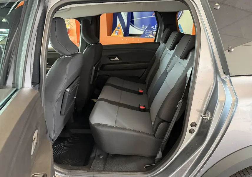 Vue intérieure côté droit sur les sièges arrière en tissu noir et gris du Dacia Jogger gris schiste métal 2026.