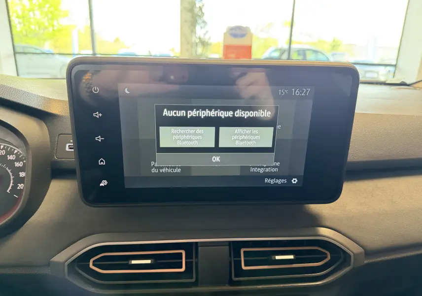 Écran tactile central du tableau de bord du Dacia Jogger gris schiste, affichant un message Bluetooth sans périphérique connecté.