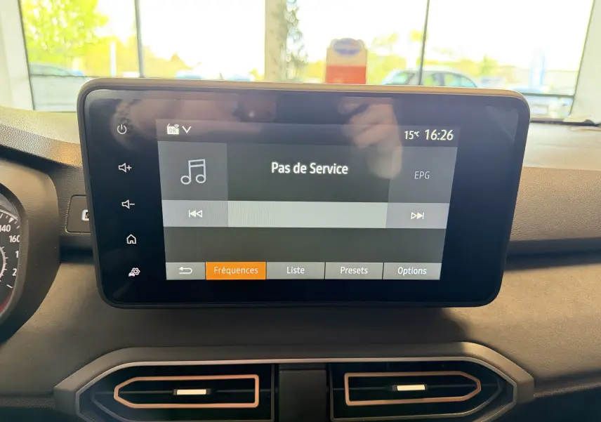 Écran tactile central du tableau de bord du Dacia Jogger 2026, affichant l'interface radio sans service actif.