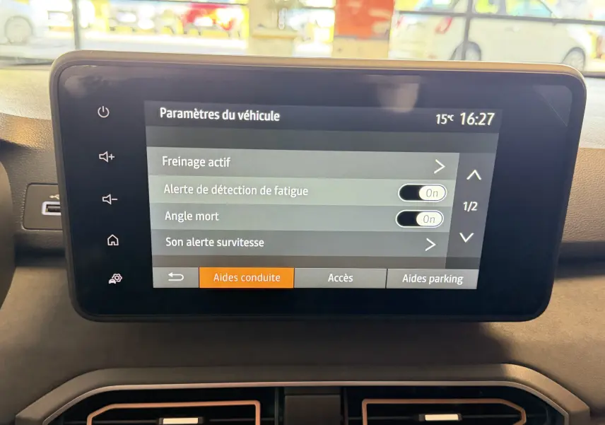 Écran tactile central du tableau de bord du Dacia Jogger 2026 affichant les paramètres d’aides à la conduite.