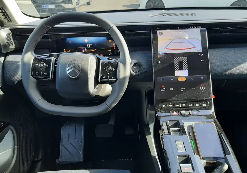 Vue intérieure du poste de conduite du Citroën C5 Aircross hybride, avec volant multifonction et écran tactile central.