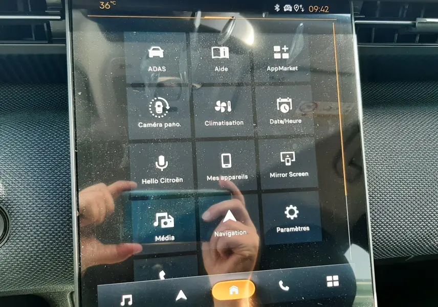 Écran tactile central du Citroën C5 Aircross 2026 affichant les options de navigation et climatisation, intérieur gris noir.
