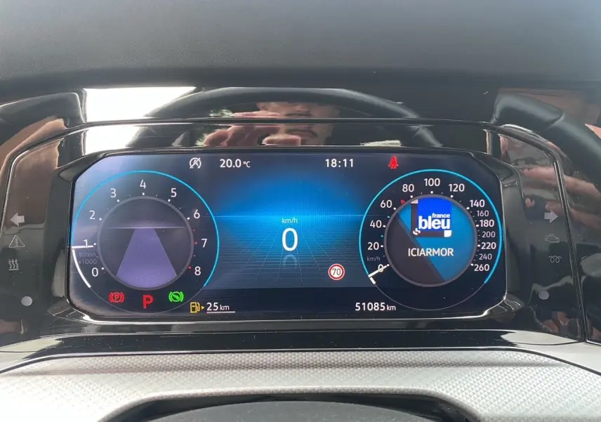 Tableau de bord numérique de Volkswagen Golf VIII noir, affichant vitesse à 0 km/h et température à 20°C.