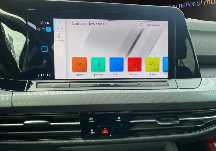Écran tactile central de la Volkswagen Golf VIII noire affichant les options d'ambiances lumineuses dans l'habitacle.