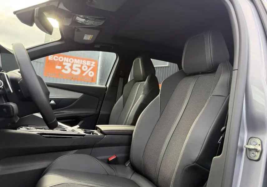 Intérieur côté conducteur du Peugeot 3008 Hybrid 2023 gris, sièges Mi-TEP/tissu Belomka et toit ouvrant panoramique visible