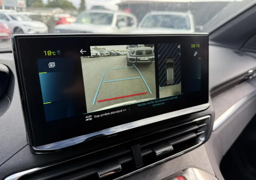 Écran tactile du tableau de bord du Peugeot 3008 Hybrid 2023 montrant la caméra de recul et l'affichage 360° intérieur.