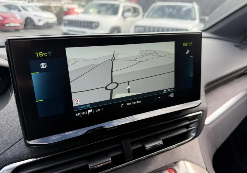 Écran tactile 10 pouces du système de navigation Peugeot 3008 Hybrid 2023, intérieur gris et noir.