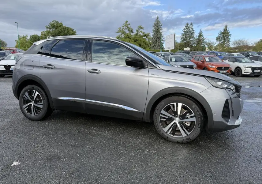 Peugeot 3008 Hybrid gris métallisé vue de profil côté gauche avec jantes alliage bi-ton et vitres surteintées.