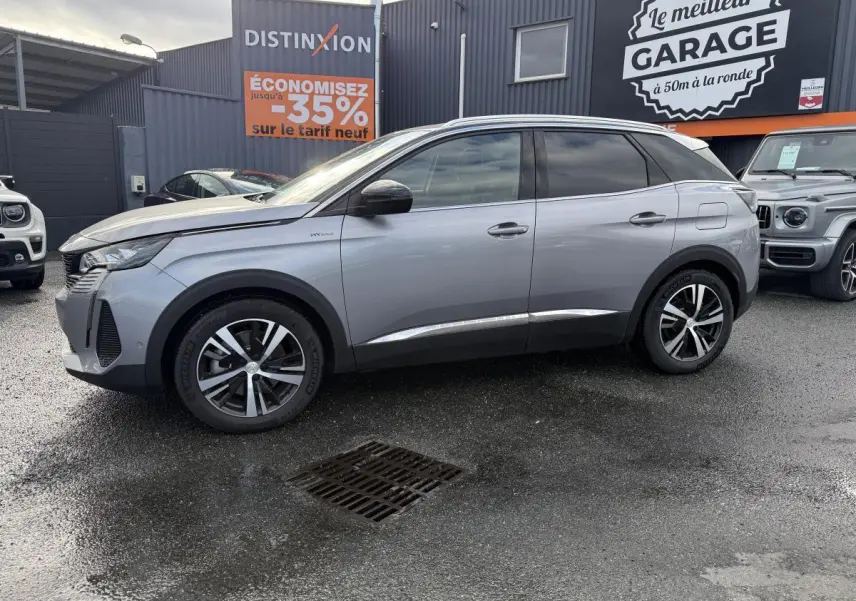 Peugeot 3008 Hybrid 2023 gris vue de profil côté gauche, avec jantes bi-ton et toit noir panoramique.